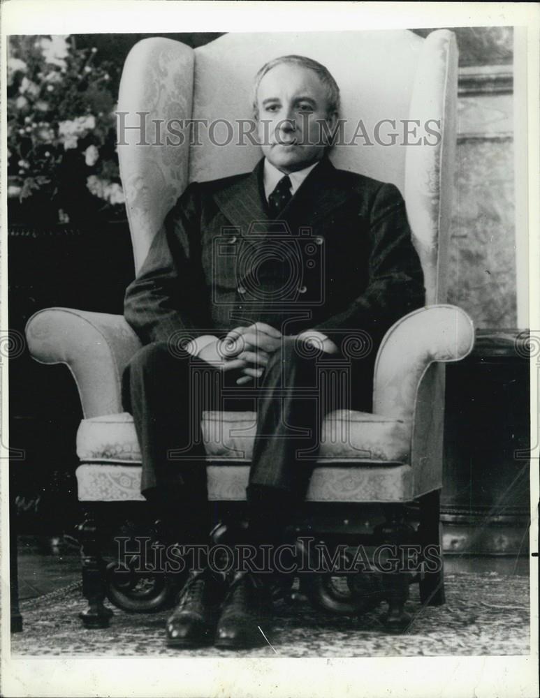 Press Photo Man sitting in a chair - Historic Images