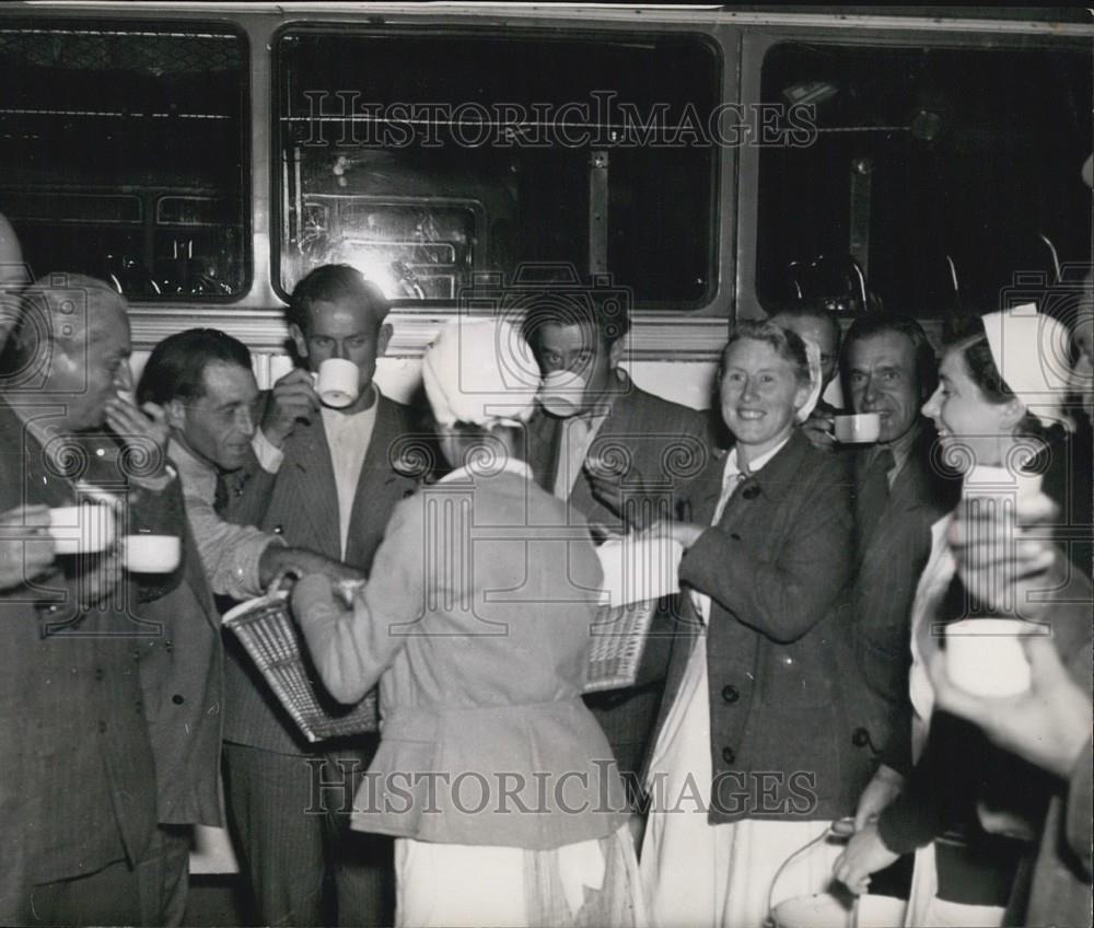 Press Photo Refreshments Are Served - Historic Images