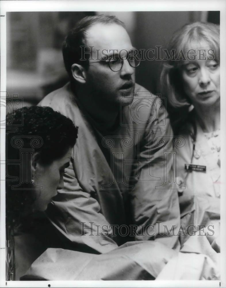 2000 Press Photo Anthony Edwards & Ellen Crawford in ER - cvp20551 - Historic Images