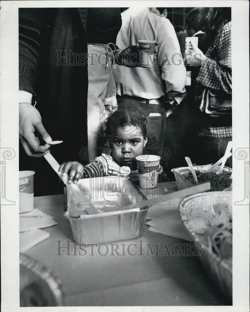 Press Photo Young Child eating - Historic Images