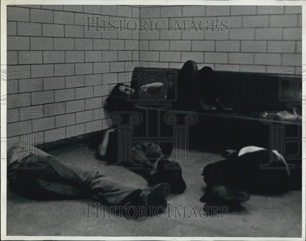 Press Photo Students Sleep On Bench And Ground Inside Subway - Historic Images