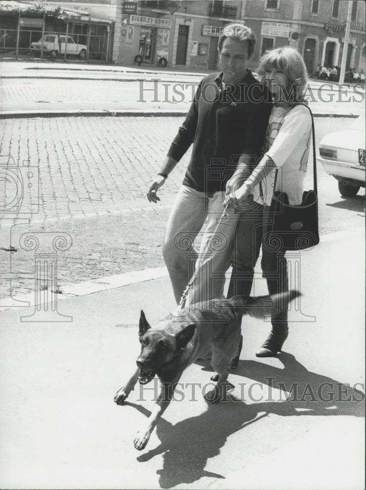 1977 Press Photo Actress Nathalie Delon and Maurizie Merli & their dog - Historic Images