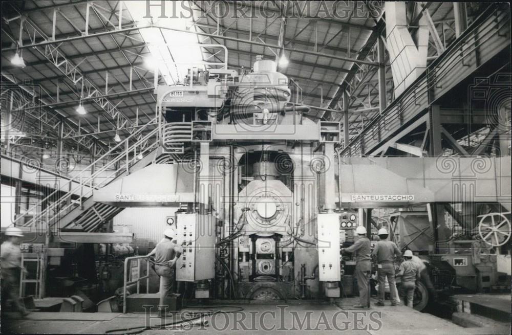 1972 Press Photo Chimbote Plant Steel Rolling Equipment At Work Peru - Historic Images