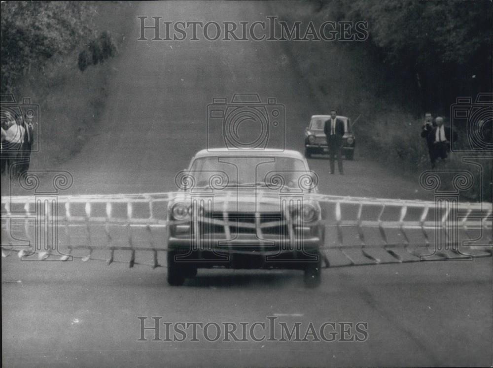 Press Photo Experimentation of a nylon filled for the security of drivers - Historic Images