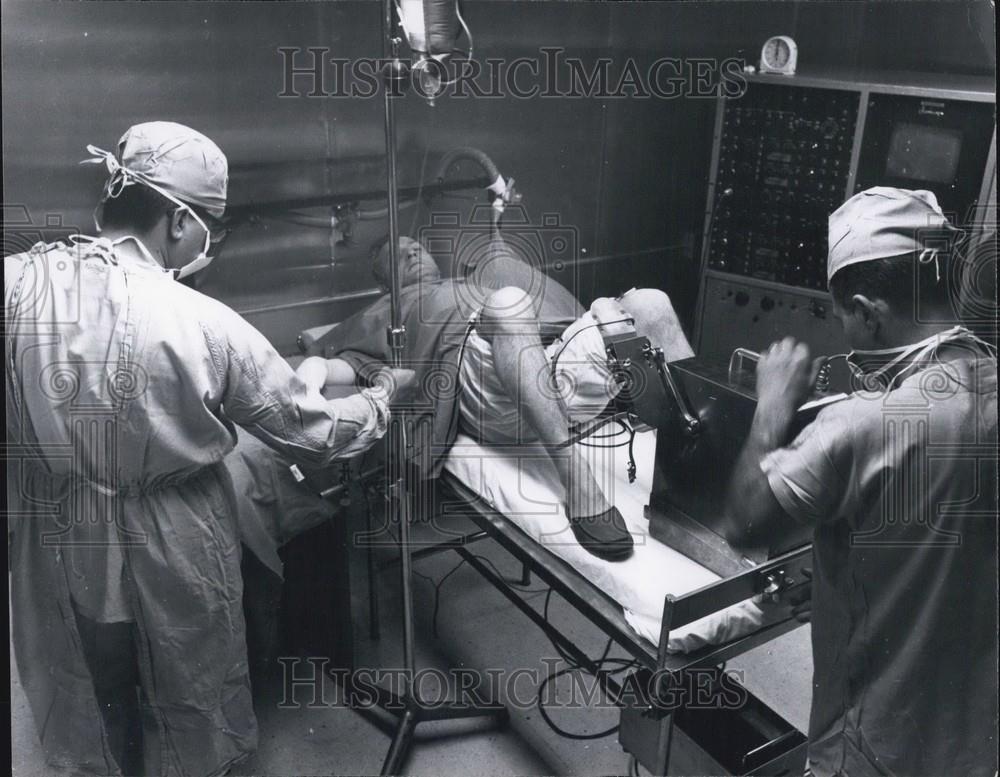 Press Photo A Patient In An Operating Room - Historic Images