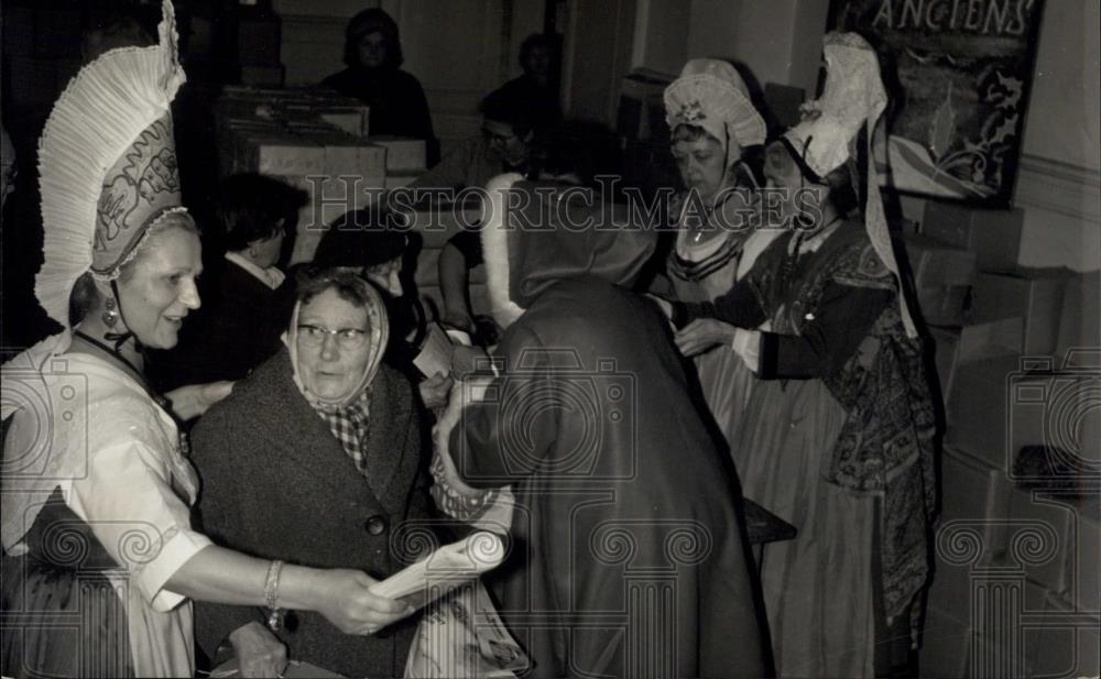 1968 Press Photo &quot;Mother Christmas&quot; distributes gifts to old Folk - Historic Images