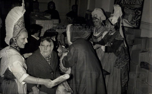 1968 Press Photo "Mother Christmas" distributes gifts to old Folk - Historic Images