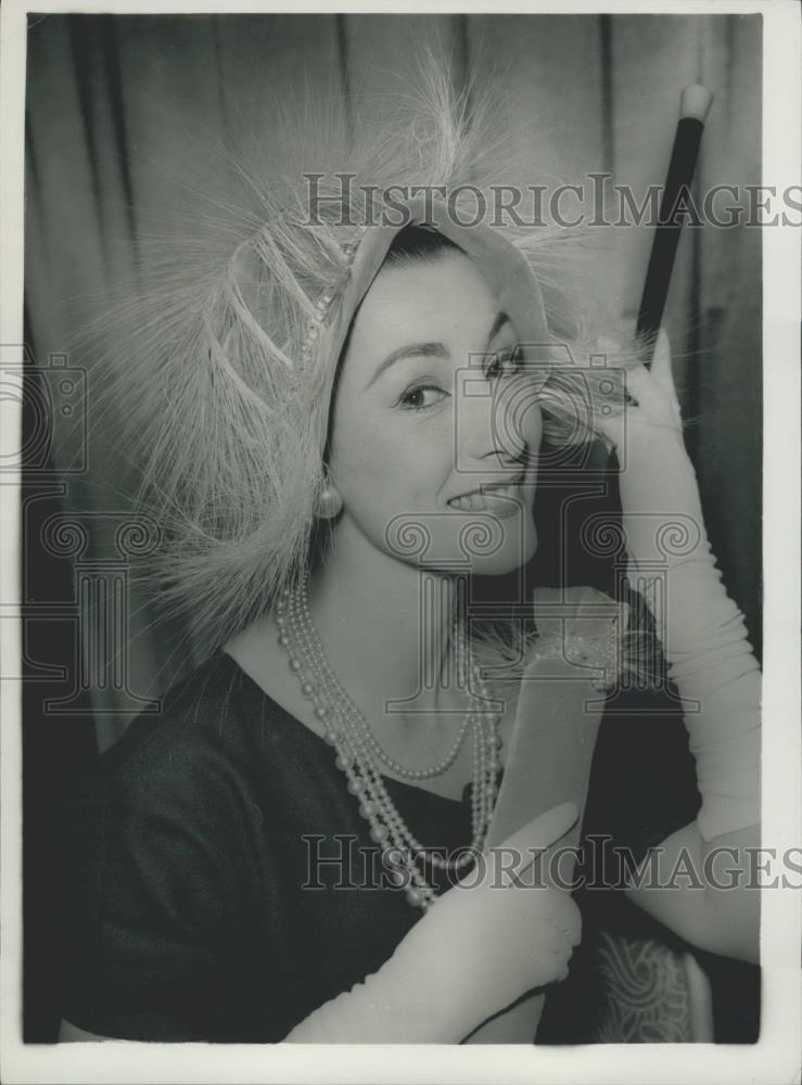 1958 Press Photo New Hats On Show In London - Historic Images