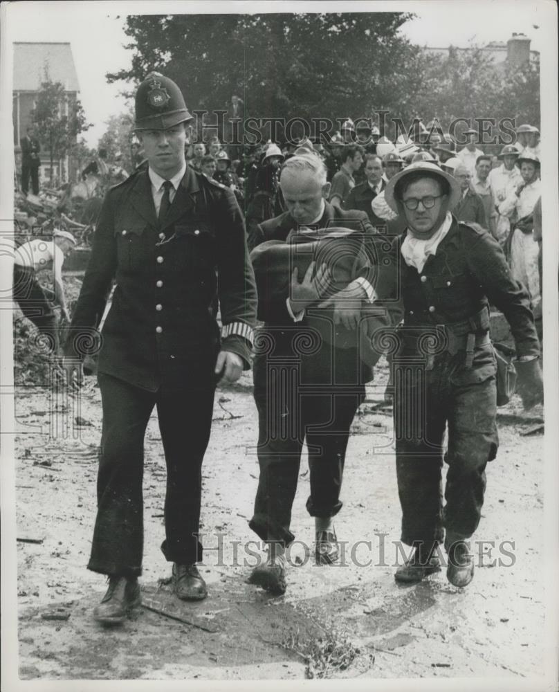 1958 Press Photo RevR Hetherington carries body of child killed in train wreck - Historic Images