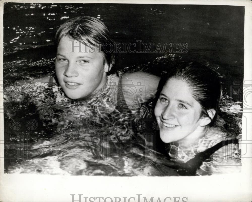 1960 Press Photo Dawn Praser(R)&amp;Ilsa Konrads ,Australian swimmers - Historic Images
