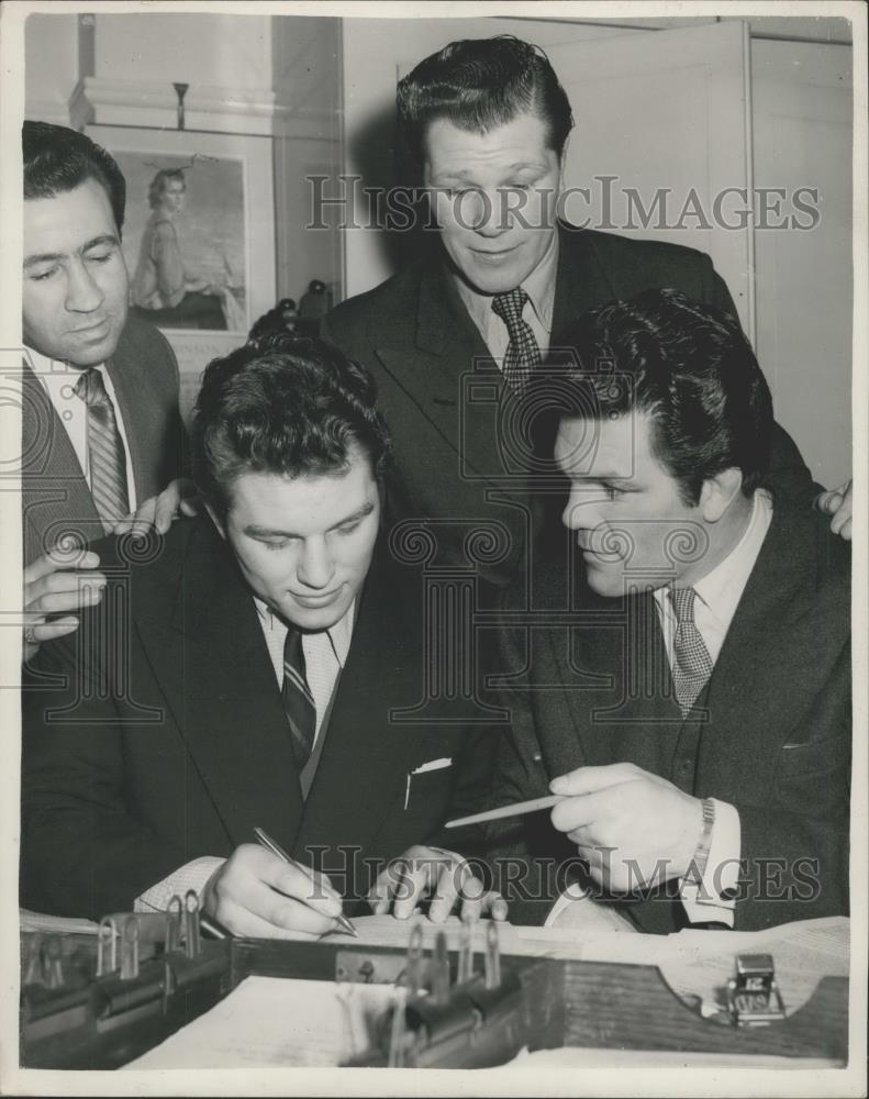 1954 Press Photo BoxersFinch And Howard sign contract - Historic Images