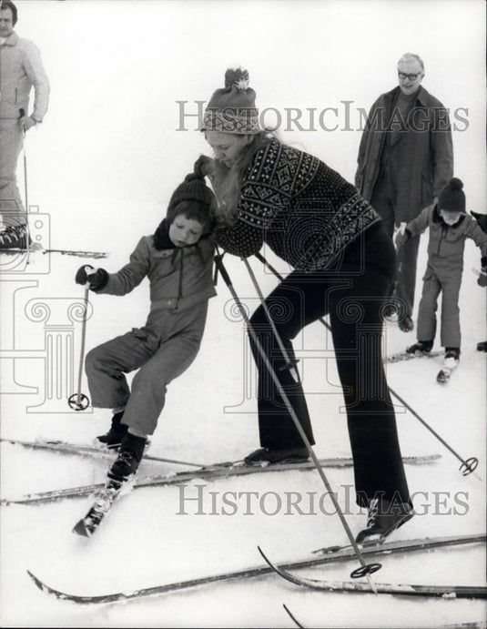 Press Photo Queen Margrethe & Prince Frederik on skis - Historic Images