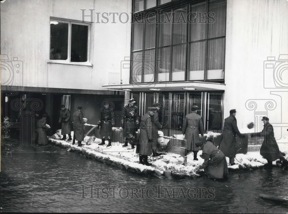 1955 Press Photo German Federal Diet,sandbagged against floods - Historic Images