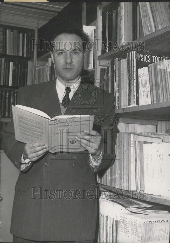 1954 Press Photo M. Charles Noel Martin French Physicist Scientist Paris Home - Historic Images