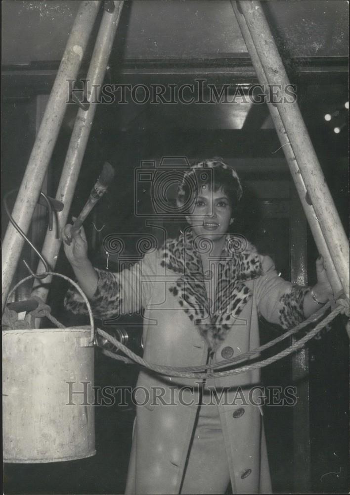 1962 Press Photo Gina Lollobrigida Gives Renovated Studio Last Touch of Paint - Historic Images