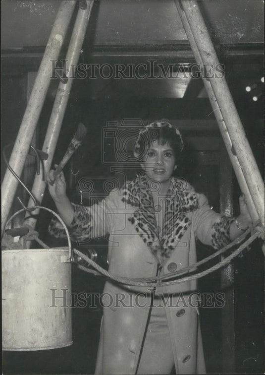 1962 Press Photo Gina Lollobrigida Gives Renovated Studio Last Touch of Paint - Historic Images
