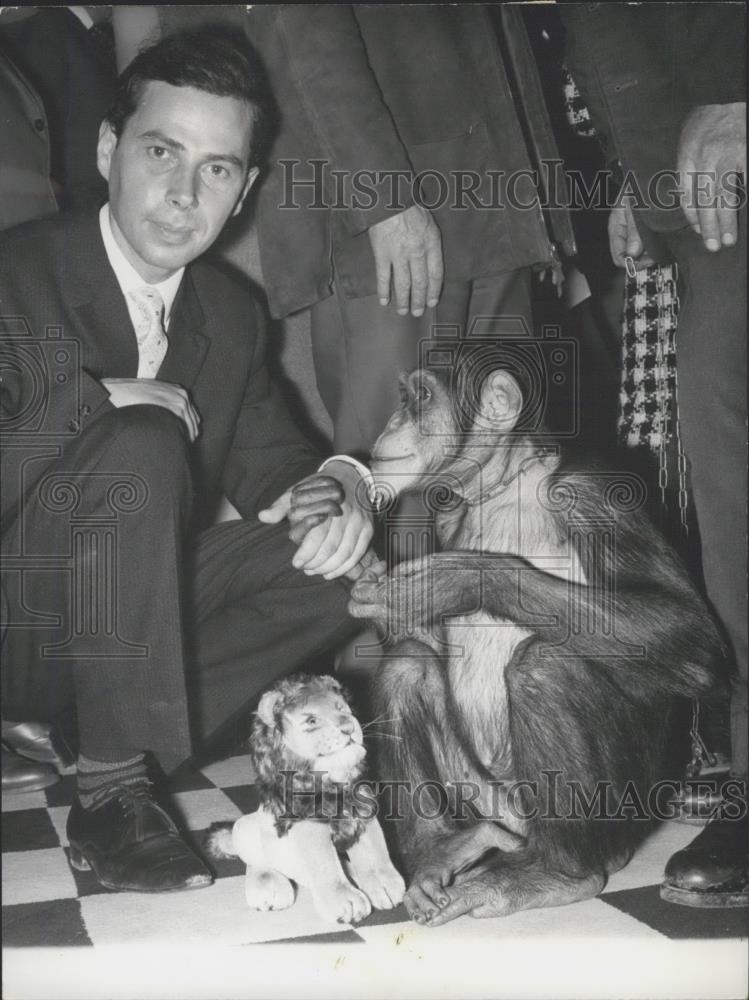 1965 Press Photo Chimpanzee and owner Pierre Thomas - Historic Images