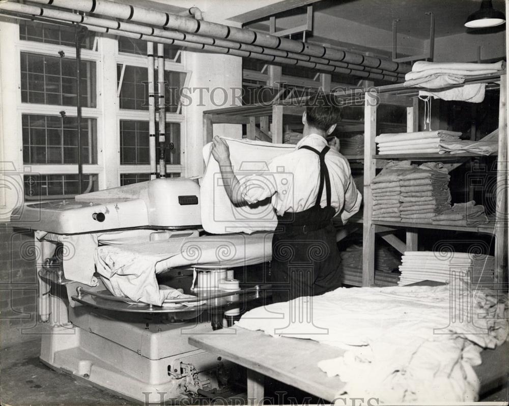 1958 Press Photo View inside the Everthorpe Borstal prison laundry - Historic Images