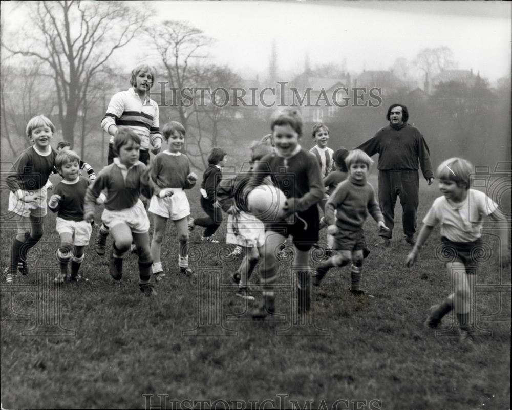 Press Photo Andrew Brown leads the field &amp; Huddersfield full-back Peter Fitton - Historic Images