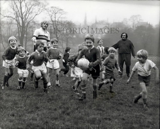 Press Photo Andrew Brown leads the field & Huddersfield full-back Peter Fitton - Historic Images