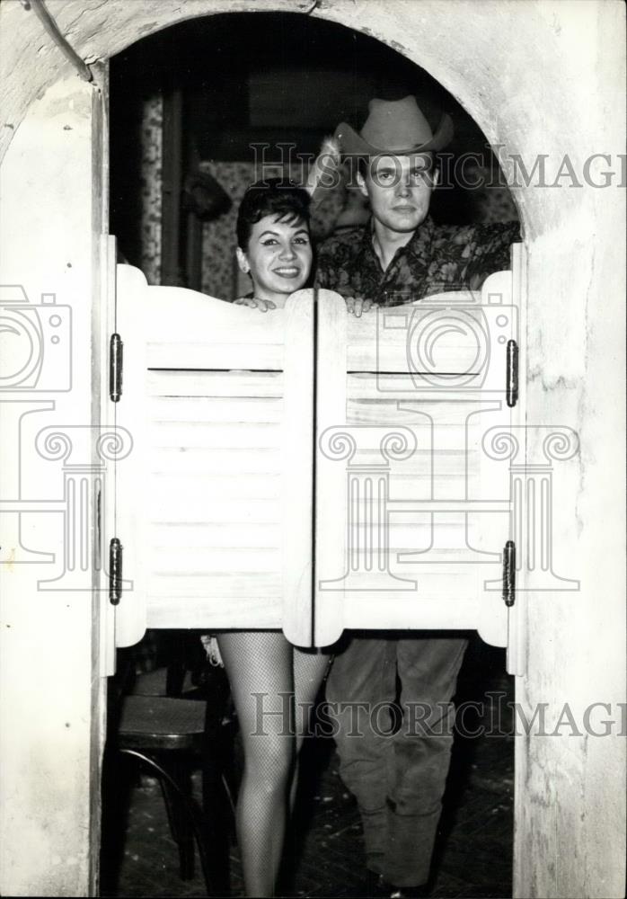 Press Photo Jimmy and Mimi at the &quot;saloon&quot; entrance - Historic Images