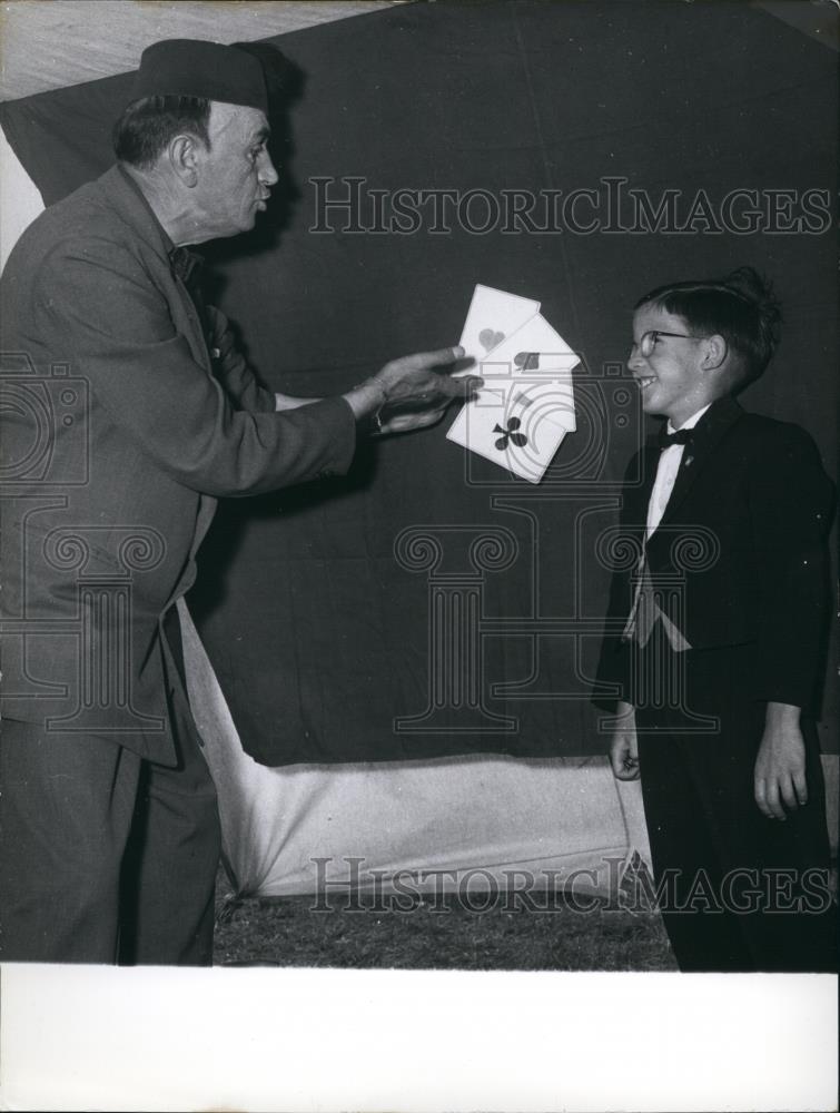 Press Photo Man Does Magic Trick For Little Boy - Historic Images