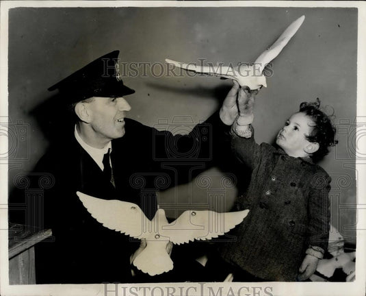 1951 Press Photo Stephen Lord & Security Officer Robert Oxford - Historic Images