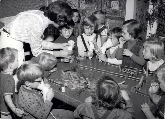 1968 Press Photo Munich school tries "Climamasks" to curb cold-catching - Historic Images