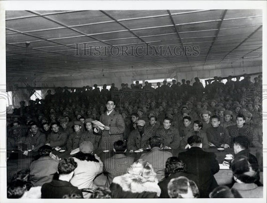 1954 Press Photo Sgt Richard G Cranden Speaks With British & South Korean POWS - Historic Images