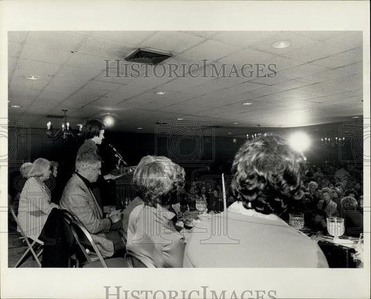 1976 Press Photo Rosalynn Carter addressing a luncheon of Woman's Organization - Historic Images
