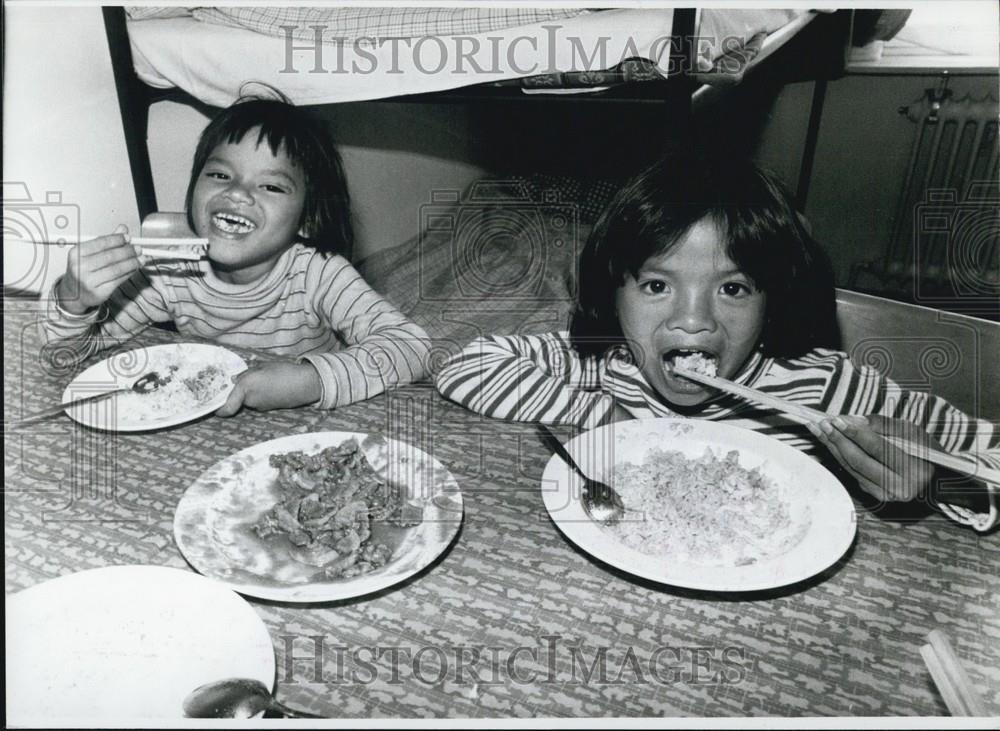 Press Photo Vietnam Refugees Girls Eating Dinner Munich West Germany - Historic Images
