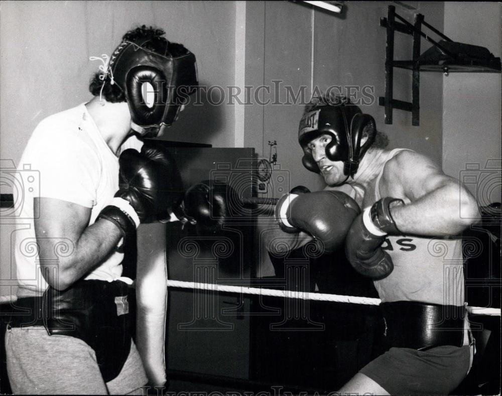 1973 Press Photo Joe Bugner (right)sparring during today&#39;s training session. - Historic Images