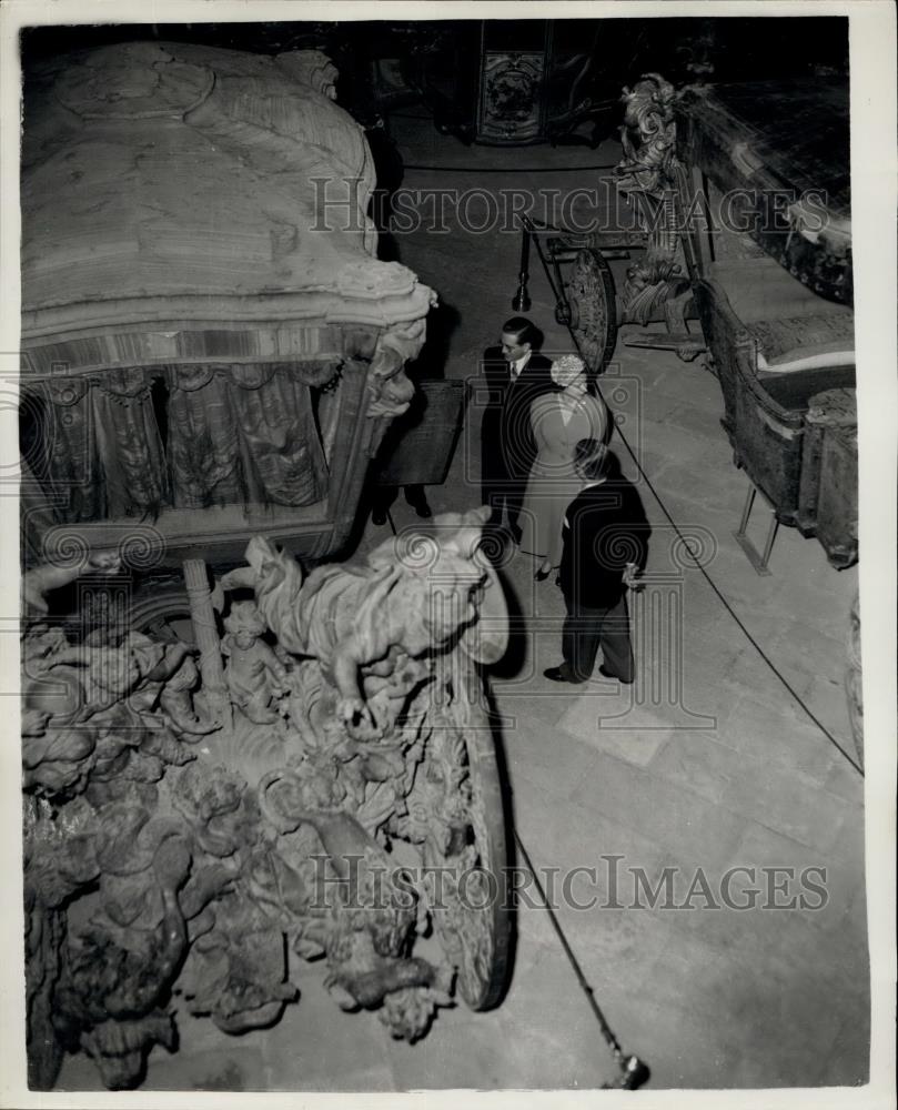 1957 Press Photo H.M. The Queen Visits Coach Museum - Historic Images