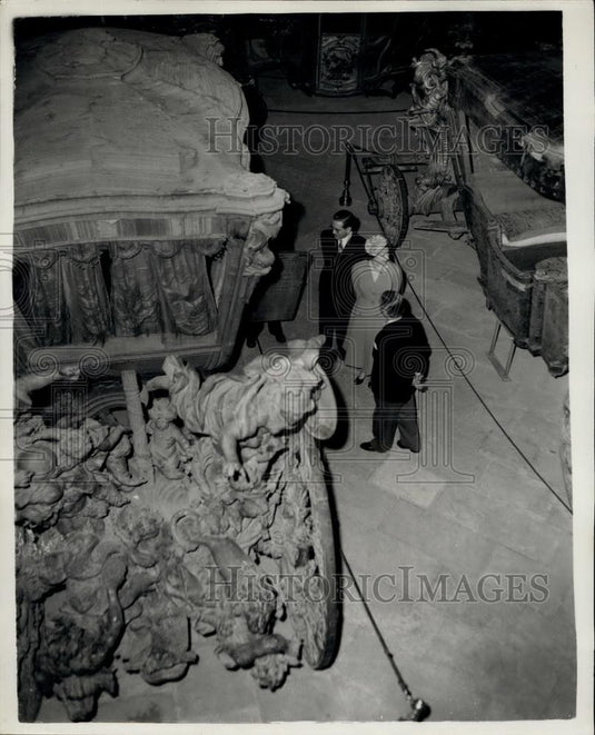 1957 Press Photo H.M. The Queen Visits Coach Museum - Historic Images