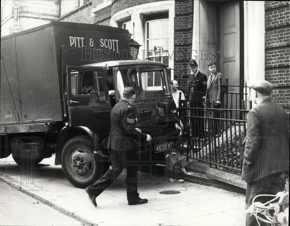 Press Photo Truck crashed into police station - Historic Images