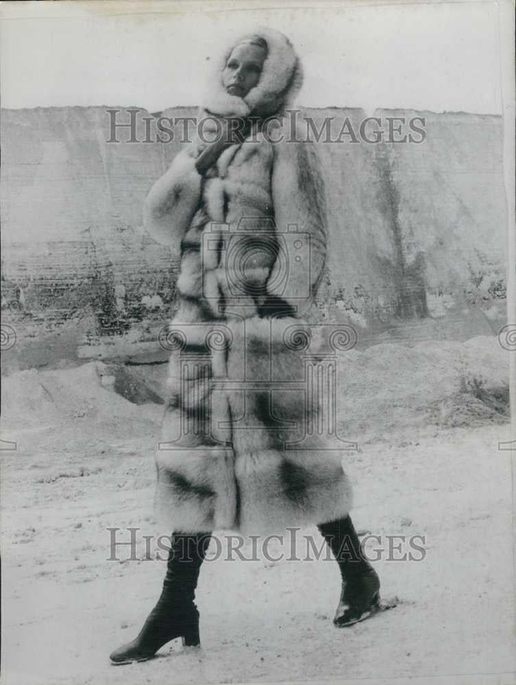 Press Photo French Model In Fur Coat by Andre Sauzaie - Historic Images