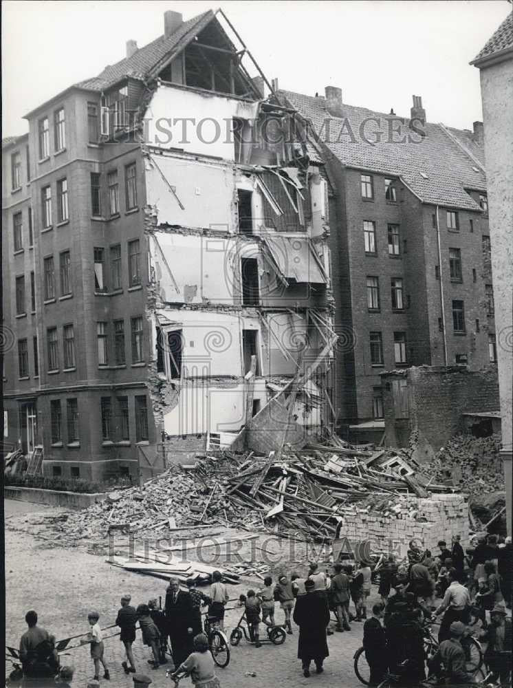 1955 Press Photo Apartment Building in Hannover Collapsed. - Historic Images