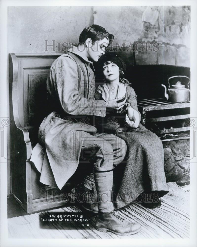 Press Photo woman and man sitting on bench Hears of The World - Historic Images