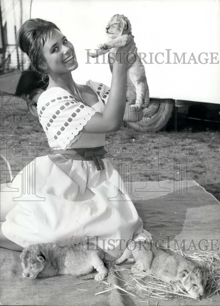 1960 Press Photo Eva Schreiber With Baby Cub At The Circus Busch - Historic Images