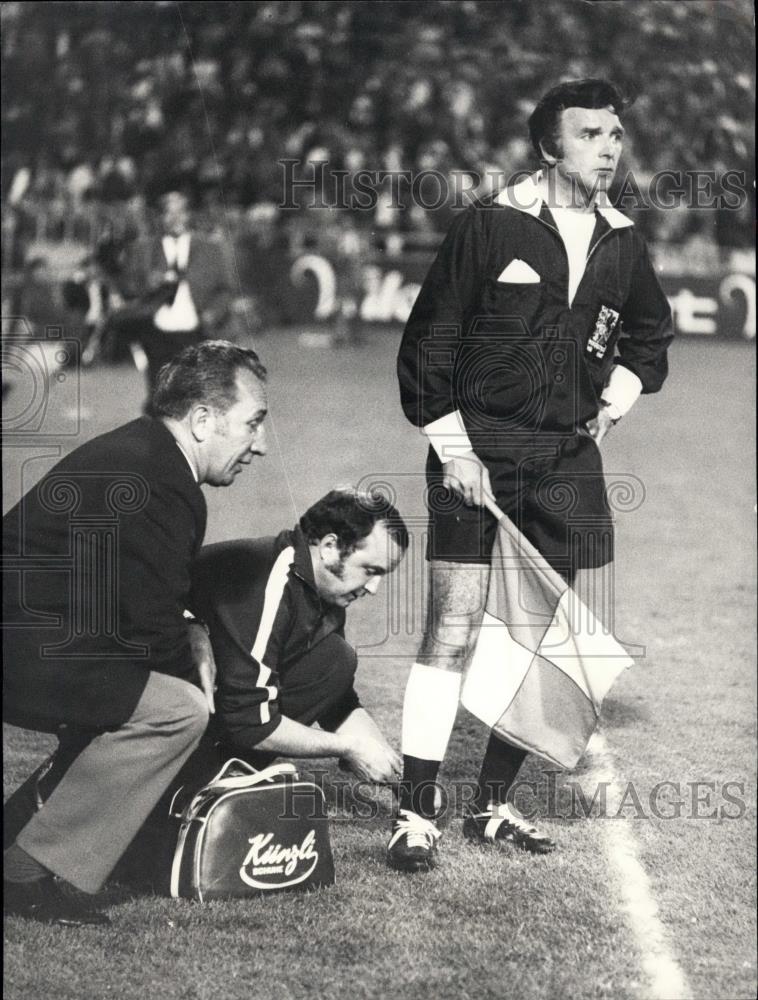 1971 Press Photo Linemen Changed During Switzerland - Greece Soccer Match - Historic Images