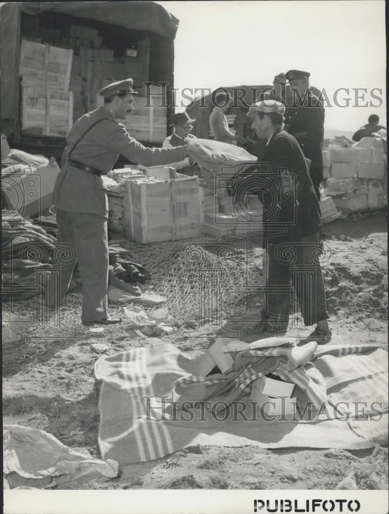 Press Photo 1st aid arrives for plane crash - Historic Images