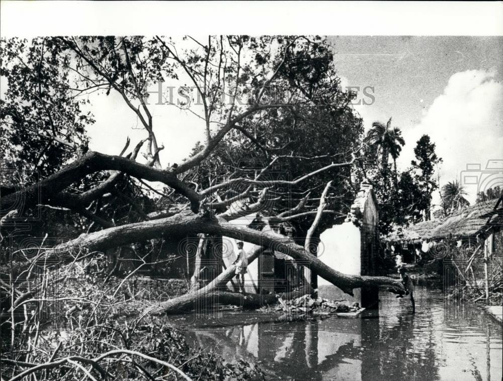 1971 Press Photo Thousands Die In Cyclone. - Historic Images