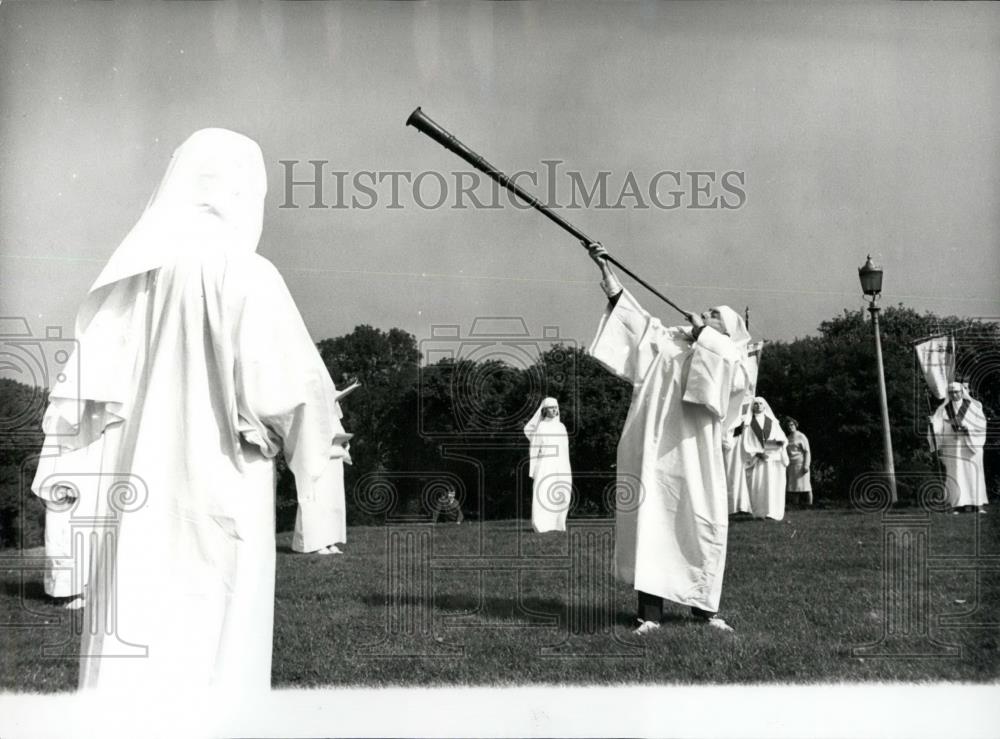 1965 Press Photo A Druid Herald Sounds The Horn To The Four Corners Of The Earth - Historic Images