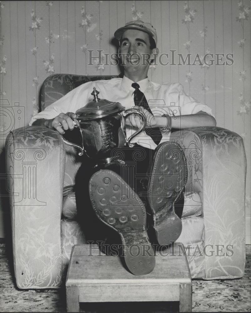 Press Photo Gordon Pirie With Latest trophy At Home - Historic Images