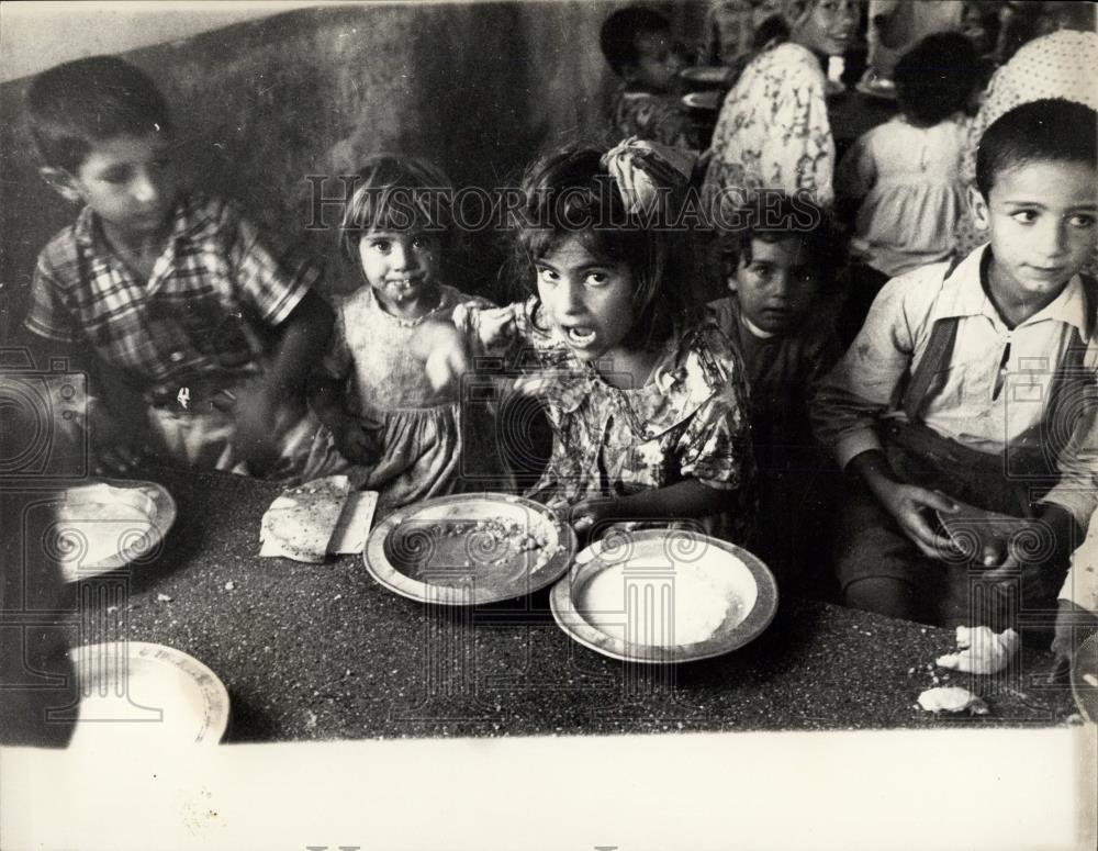 Press Photo Refugee camp,communal mealtime - Historic Images