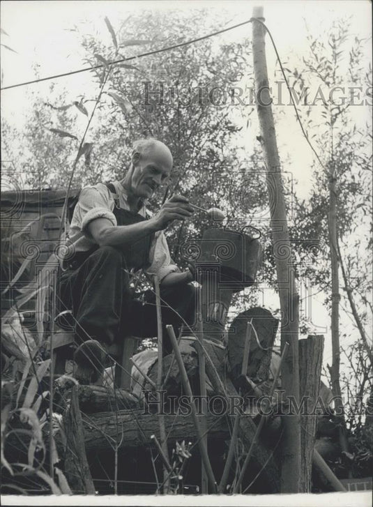 Press Photo Frank Gunnell cooks in his tree house - Historic Images
