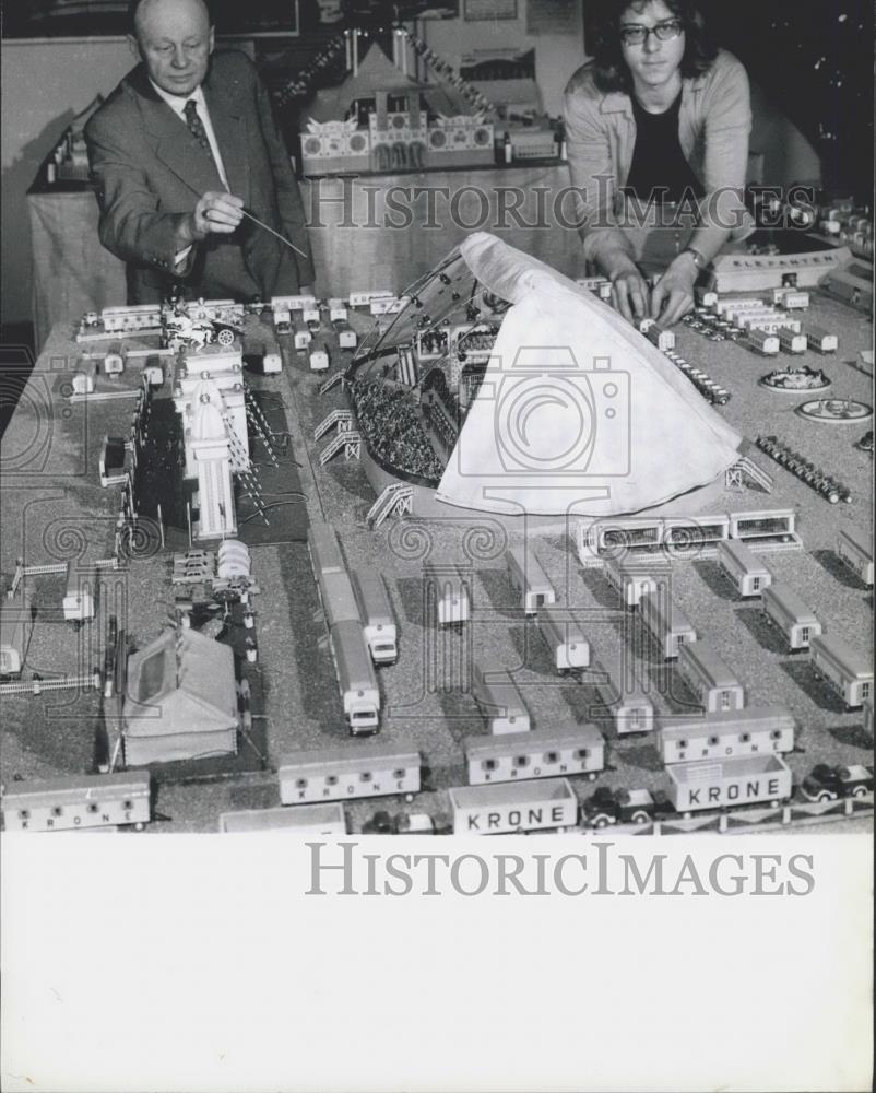 1974 Press Photo The World&#39;s Smallest Circus,Mr. Herbert Guth and son built - Historic Images