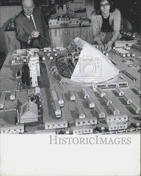 1974 Press Photo The World's Smallest Circus,Mr. Herbert Guth and son built - Historic Images