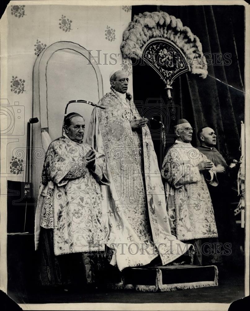 1954 Press Photo Pope Plus X. Is Made Z Saint Ceremony In St. Peter&#39;s Square - Historic Images