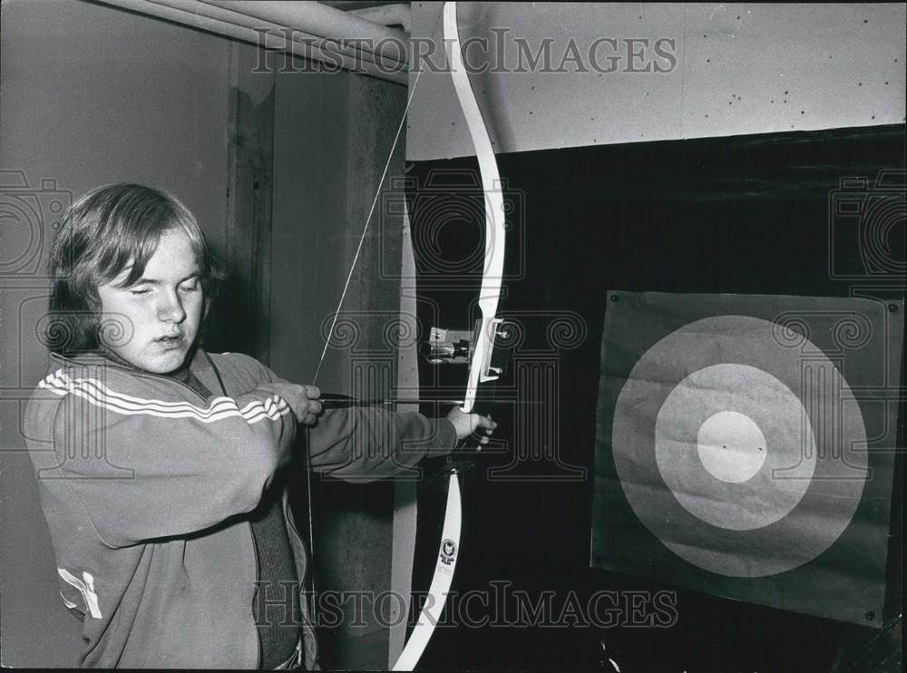 Press Photo Man Shooting Bow With Blind Sight Sweden Competition - Historic Images